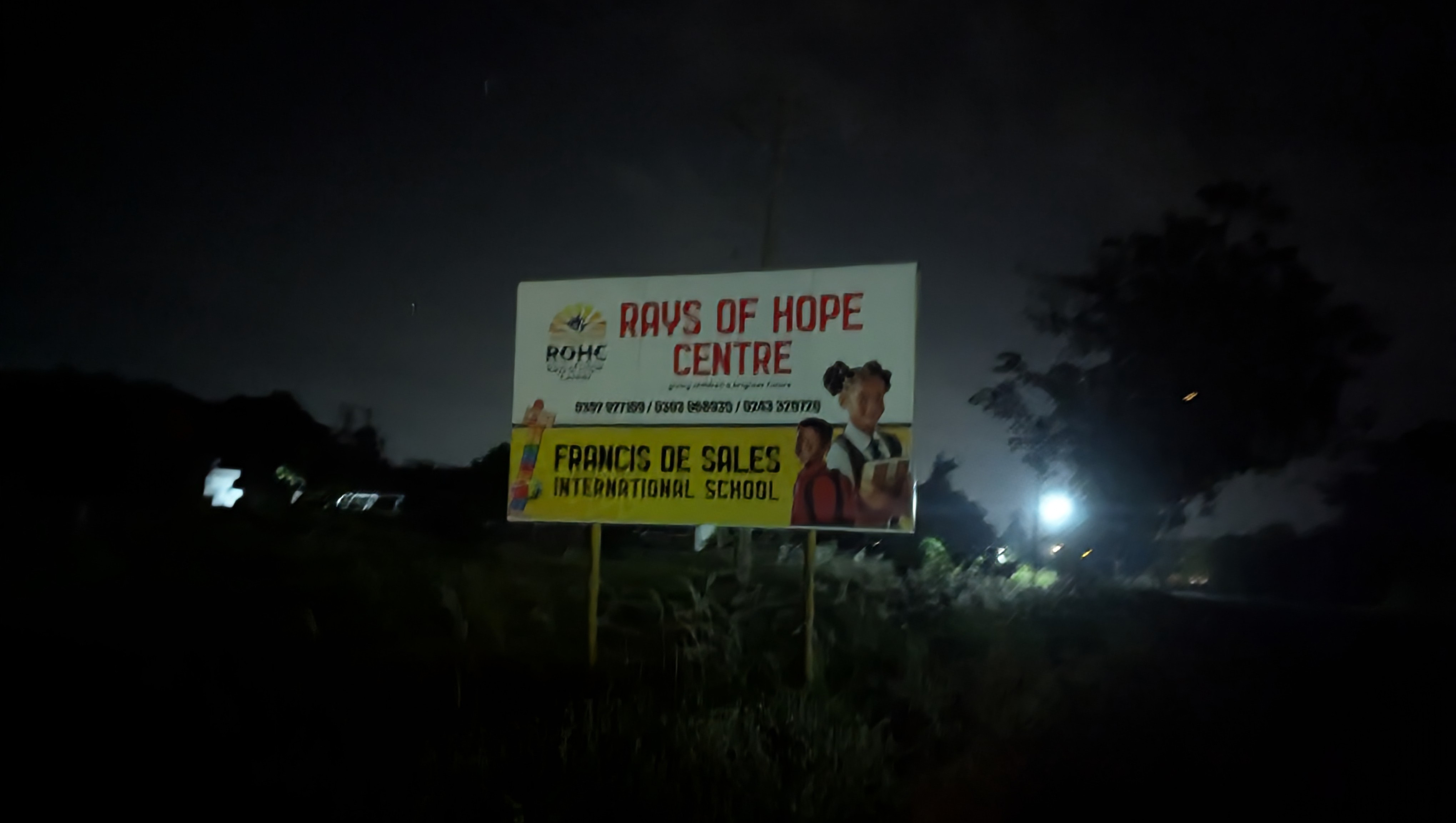 Ein Schild vom rays of Hope Center