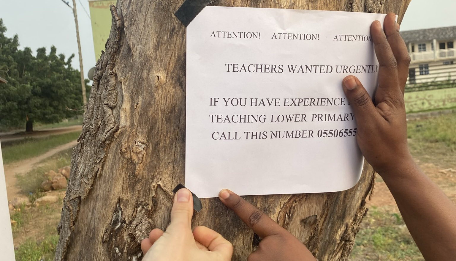 Ein Schild wo Lehrer gesucht werden