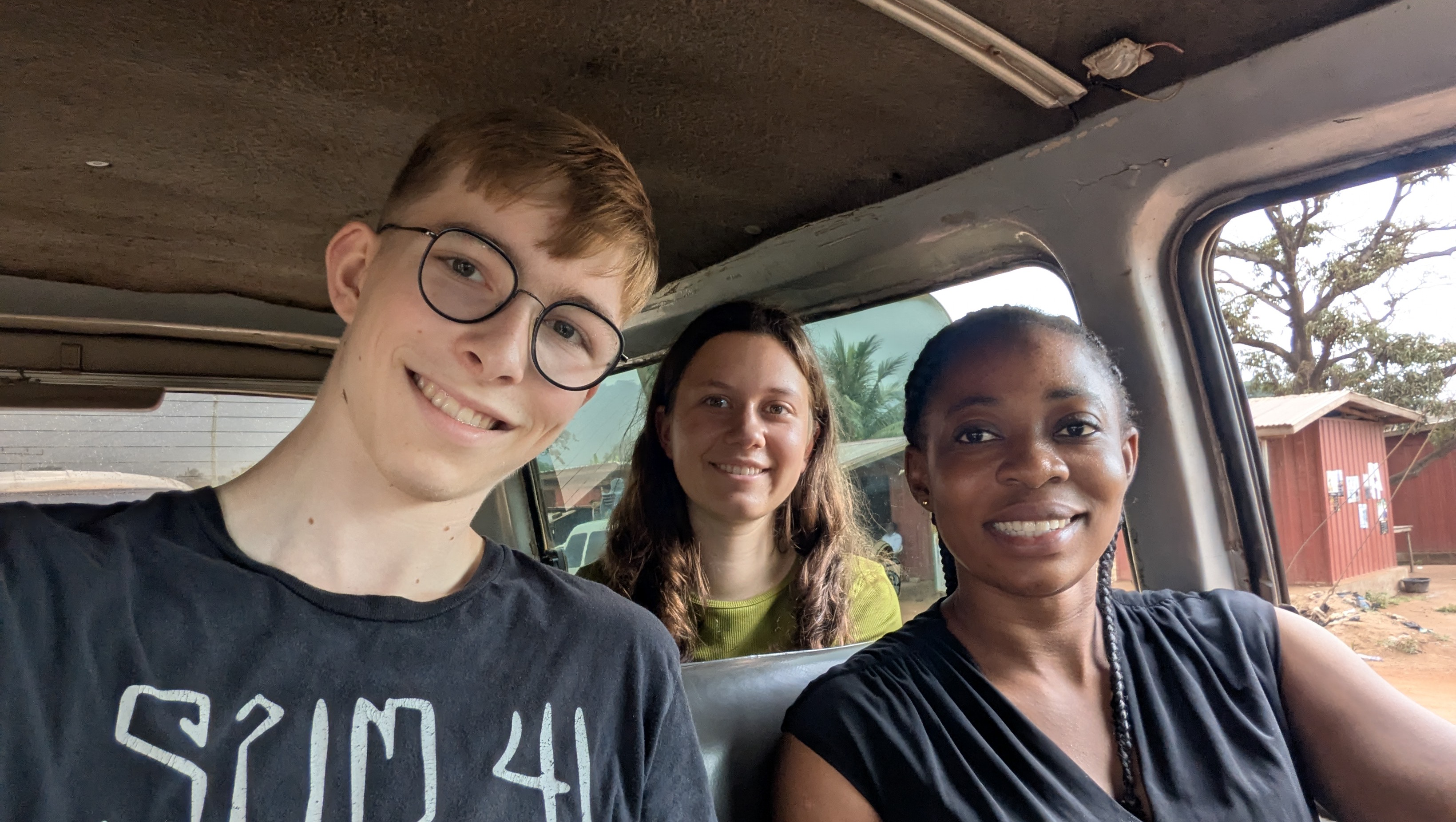 Charlotte, Sister Portia und Johann in einem TroTro